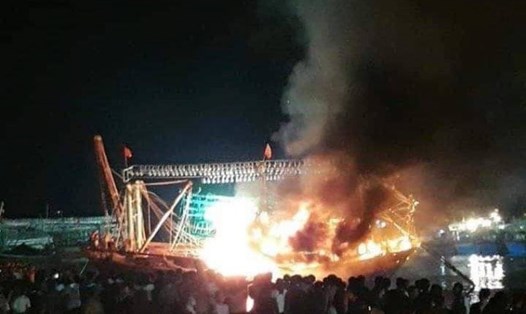 Hiện trường vụ tàu cá bốc cháy tại xã Tiến Thủy-Quỳnh Lưu-Nghệ An. Ảnh: CL