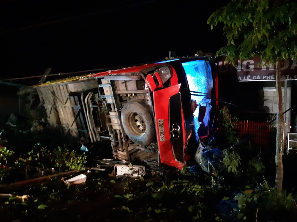 Hiện trường vụ lật xe khách làm 1 người chết, 10 người bị thương. Ảnh: LX