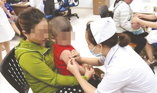 Tiêm chủng mở rộng, vắc xin 5 trong 1 (Quinvaxem hay ComBE Five) được tiêm cho trẻ dưới 1 tuổi nhằm phòng ngừa các bệnh truyền nhiễm phổ biến gồm: bạch hầu, ho gà, uốn ván, viêm màng não mủ/viêm phổi do vi khuẩn HiB và viêm gan B. 
Ảnh: Kim Đồng