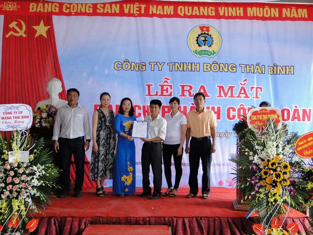 Chủ tịch LĐLĐ thành phố trao quyết định thành CĐCS. Ảnh: B. Mạnh