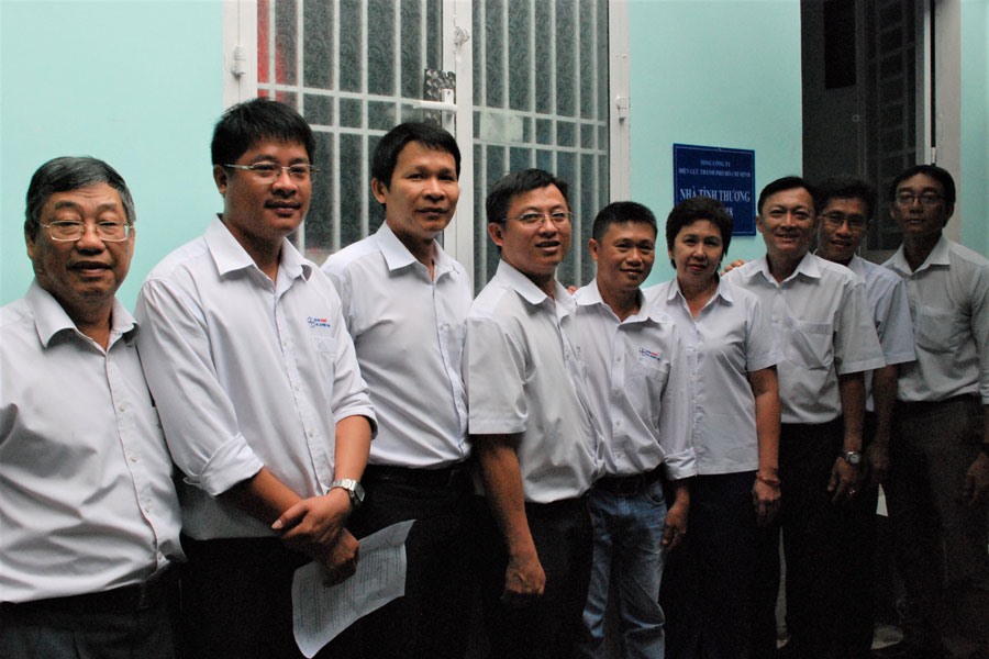 Anh Nguyễn Văn Kiệt (giữa) trong ngày nhận Mái ấm Công đoàn. Ảnh do Công đoàn Điện lực Duyên Hải cung cấp