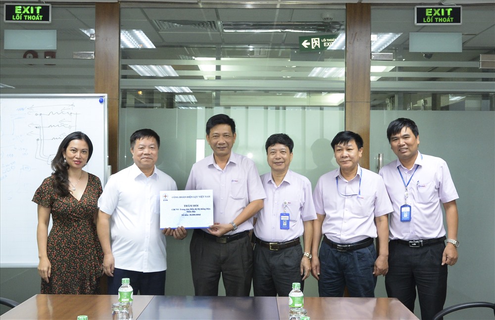 Chủ tịch Công đoàn ĐLVN Khuất Quang Mậu (thứ hai từ trái sang) trao số tiền 30 triệu đồng thăm hỏi CBCNV Trung tâm Điều độ hệ thống điện miền Bắc. Ảnh: Đắc Cường