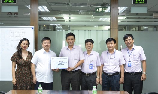 Chủ tịch Công đoàn ĐLVN Khuất Quang Mậu (thứ hai từ trái sang) trao số tiền 30 triệu đồng thăm hỏi CBCNV Trung tâm Điều độ hệ thống điện miền Bắc. Ảnh: Đắc Cường