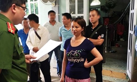 Công an đọc lệnh bắt bà Trần Thị Hiền - mẹ nữ sinh giao ở bị sát hại ở Điện Biên. Ảnh: Công an Điện Biên
