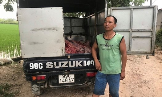 Lái xe Nguyễn Thế Khanh và toàn bộ số thịt lợn chết được thu giữ (Ảnh Công an tỉnh Hưng Yên)
