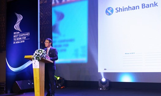 Ông Shin Dong Min – Tổng Giám đốc của Ngân hàng Shinhan Việt Nam, phát biểu tại buổi lễ trao giải.