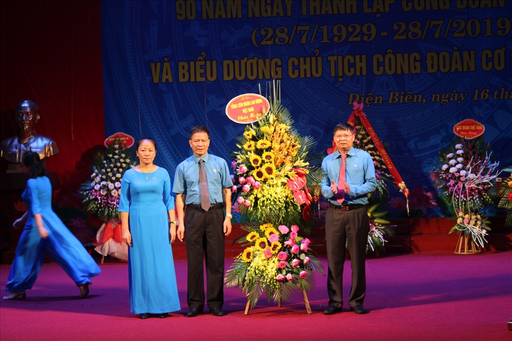 Đồng chí Phan Văn Anh (ngoài cùng bên phải) - Phó Chủ tịch Tổng Liên đoàn Lao động Việt Nam tặng hoa chúc mừng LĐLĐ tỉnh Điện Biên. Ảnh: Đặng Sang