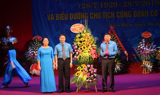 Đồng chí Phan Văn Anh (ngoài cùng bên phải) - Phó Chủ tịch Tổng Liên đoàn Lao động Việt Nam tặng hoa chúc mừng LĐLĐ tỉnh Điện Biên. Ảnh: Đặng Sang