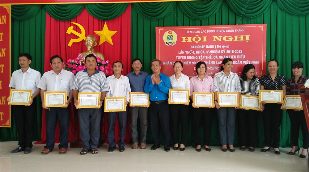 Chủ tịch LĐLĐ huyện Lê Thành Hòa trao giấy khen cho các cá nhân tiêu biểu có thành tích xuất sắc trong các phong trào thi đua, nhân dịp chào mừng kỷ niệm 90 năm Ngày thành lập Công đoàn Việt Nam.