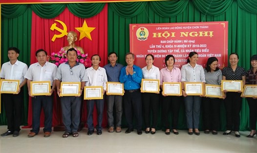 Chủ tịch LĐLĐ huyện Lê Thành Hòa trao giấy khen cho các cá nhân tiêu biểu có thành tích xuất sắc trong các phong trào thi đua, nhân dịp chào mừng kỷ niệm 90 năm Ngày thành lập Công đoàn Việt Nam.