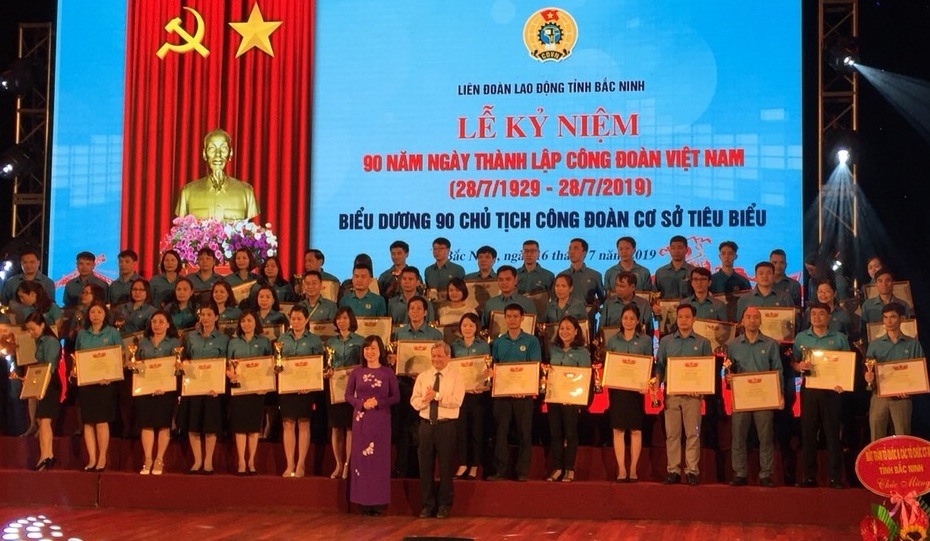 Các đồng chí lãnh đạo tuyên dương các chủ tịch CĐCS tiêu biểu.