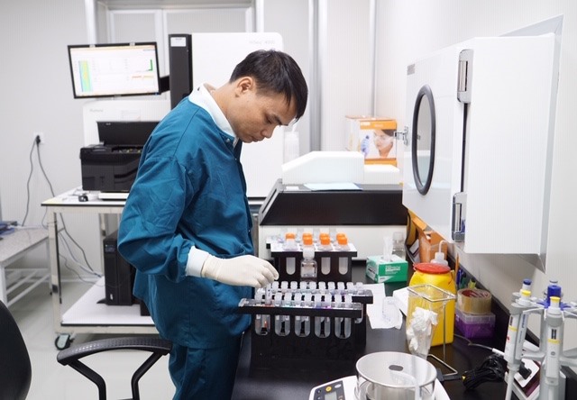 Các nhà khoa học nghiên cứu về bộ gen của người Việt. Ảnh: ĐL