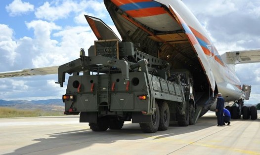 Tổ hợp tên lửa S-400 của Nga đến căn cứ Murted, Ankara, Thổ Nhĩ Kỳ. Ảnh: AFP.