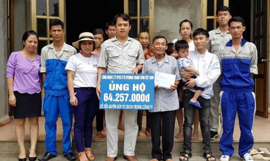 Anh Trương Văn Tuyên - Chủ tịch CĐCS Công ty CP sản xuất ôtô Hyundai Thành Công Việt Nam - trao tiền hỗ trợ cho các gia đình CNLĐ có hoàn cảnh khó khăn.