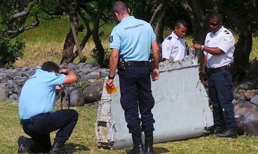Mảnh vỡ được cho là của MH370 được tìm thấy ở đảo Reunion. Ảnh: Reuters