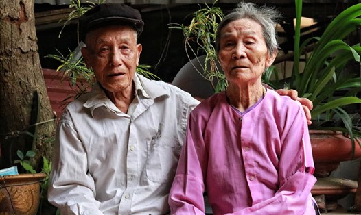 Cụ Nguyễn Văn Thuần và cụ Nguyễn Thị Nghệ năm nay đã tròn 100 tuổi. Ảnh: LN.