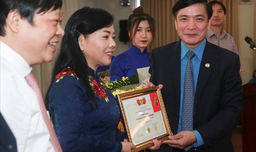 Chủ tịch Tổng Liên đoàn Lao động Việt Nam Bùi Văn Cường trao kỷ niệm chương vì sự nghiệp công đoàn cho 6 đồng chí là lãnh đạo Bộ Y tế và lãnh đạo các đơn vị. Ảnh: Sơn Tùng.