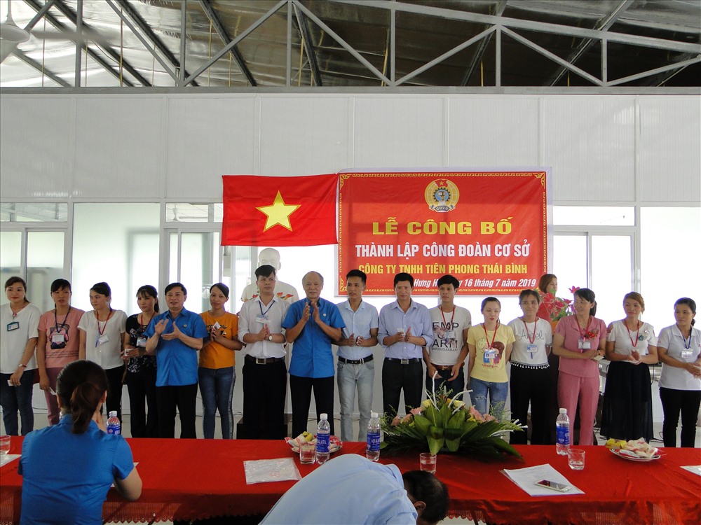 Lãnh đạo LĐLĐ tỉnh Thái Bình trao thẻ cho đoàn viên CĐCS Công ty TNHH Tiên Phong. Ảnh: Bá Mạnh