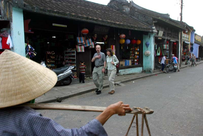 Chính cư dân Hội An đã giữ được hồn phách phố cổ. Ảnh LAP