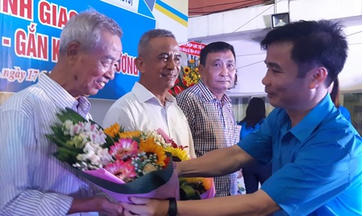 Đồng chí Nguyễn Mạnh Hà tặng hoa tri ân các nguyên lãnh đạo Tổng LĐLĐVN. Ảnh Nam Dương