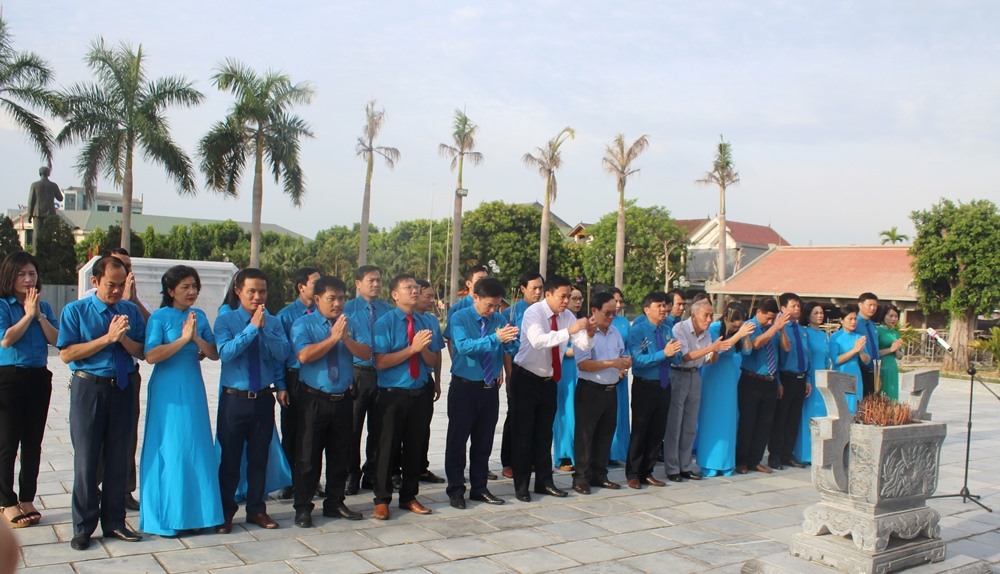 Đoàn cán bộ LĐLĐ Hà Tĩnh dâng hương tại Khu lưu niệm Bác Hồ về thăm Hà Tĩnh. Ảnh: Trần Tuấn