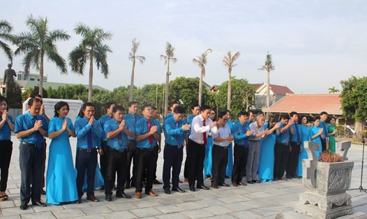 Đoàn cán bộ LĐLĐ Hà Tĩnh dâng hương tại Khu lưu niệm Bác Hồ về thăm Hà Tĩnh. Ảnh: Trần Tuấn