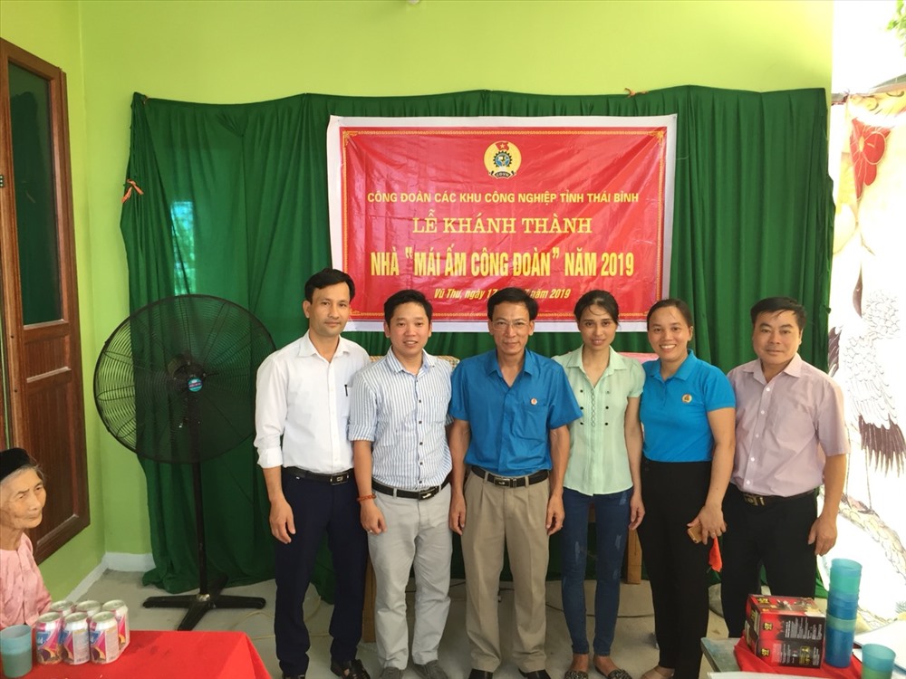 Lãnh đạo doanh nghiệp, LĐLĐ tỉnh, CĐ các KCN chúc mừng đoàn viên có nhà mới. Ảnh: Bá Mạnh