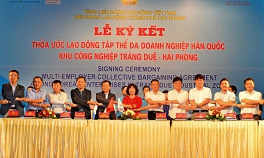 Bà Phạm Thị Hằng trong lễ kí kết thỏa ước lao động tập thể nhóm 19 DN Hàn Quốc năm 2019.