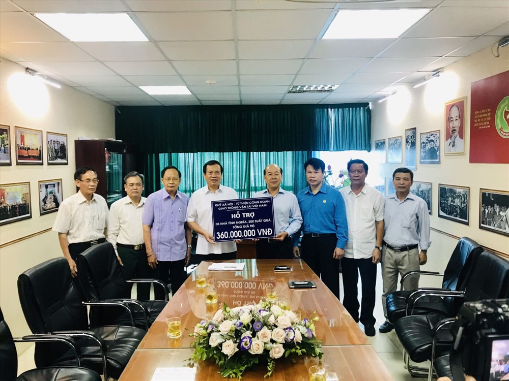 Đồng chí Nguyễn Văn Công (thứ 4, từ trái sang) trao hỗ trợ cho Trung ương Hội Cựu TNXP Việt Nam. Ảnh: Đoàn Cảnh