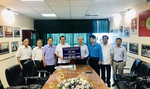 Đồng chí Nguyễn Văn Công (thứ 4, từ trái sang) trao hỗ trợ cho Trung ương Hội Cựu TNXP Việt Nam. Ảnh: Đoàn Cảnh