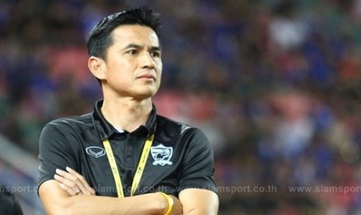 HLV từng dẫn dắt ĐT Thái Lan Kiatisuk hào hứng khi chứng kiến ĐT Thái Lan nằm chung bảng với ĐT Việt Nam. Ảnh: Siam Sport