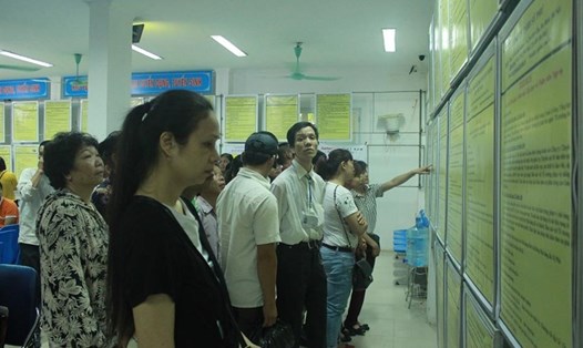 Người lao động tìm việc tại Trung tâm dịch vụ việc làm Hà Nội. Ảnh TV