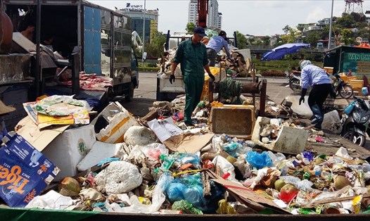 Phân loại rác tại cảng cá Bạch Đằng để đưa lên xe đưa đi xử lý. Ảnh: Nguyễn Hùng