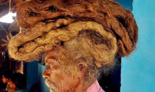 Ông Sakal Dev Tuddu với mái tóc 40 năm không cắt gội. Ảnh: Barcroft Media