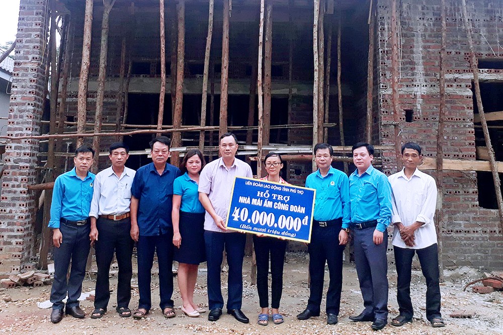 Đồng chí Phạm Sơn – Phó Chủ tịch Thường trực LĐLĐ tỉnh cùng lãnh đạo các Ban chuyên đề LĐLĐ tỉnh; lãnh đạo LĐLĐ huyện, chính quyền địa phương trao tiền xây nhà Mái ấm Công đoàn cho gia đình đoàn viên Quách Thị Thơm. Ảnh: Q.Việt
