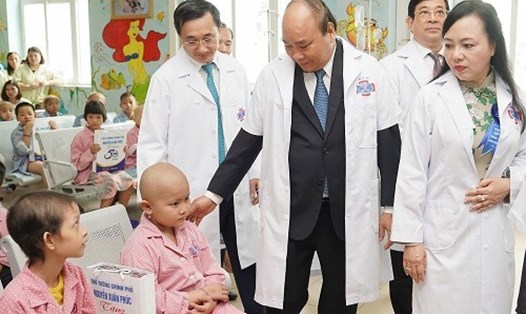 Thủ tướng thăm hỏi các bệnh nhi tại Bệnh viện K - Ảnh: VGP/Quang Hiếu
