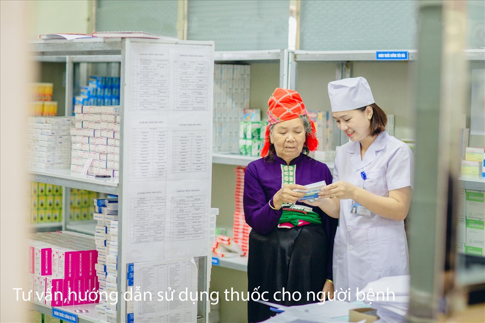 Cán bộ Y tế cấp phát thuốc cho người bệnh. Ảnh: T.Nga