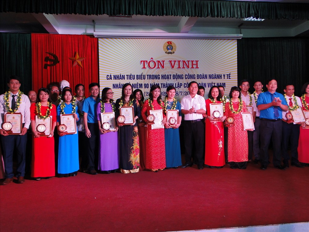 Lãnh đạo LĐLĐ tỉnh, Sở Y tế, Công đoàn ngành trao biểu trưng tôn vinh cho các cá nhân tiêu biểu, xuất sắc. Ảnh: Bá Mạnh