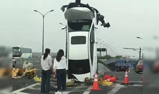 Nữ tài xế ôtô đâm vào cột biển báo khiến chiếc xe dựng đứng giữa đường.