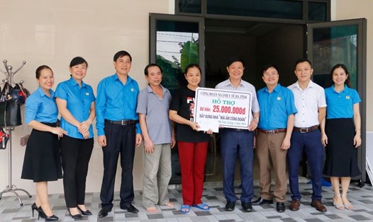 Công đoàn ngành Y tế Hà Tĩnh hỗ trợ làm nhà mái ấm công đoàn cho chị Minh. Ảnh: BT