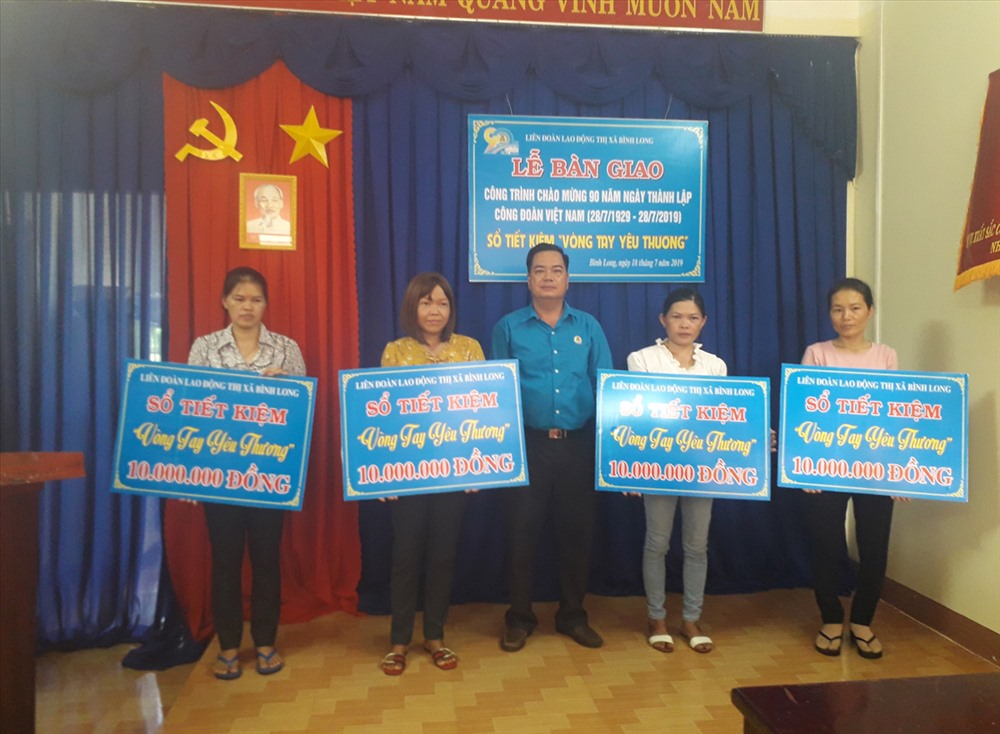 Chủ tịch Liên đoàn Lao động thị xã Trần Văn Tuấn - trao sổ tiết kiệm cho 4 đoàn viên có hoàn cảnh khó khăn.