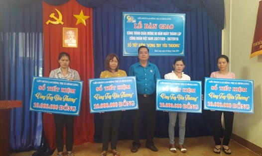Chủ tịch Liên đoàn Lao động thị xã Trần Văn Tuấn - trao sổ tiết kiệm cho 4 đoàn viên có hoàn cảnh khó khăn.