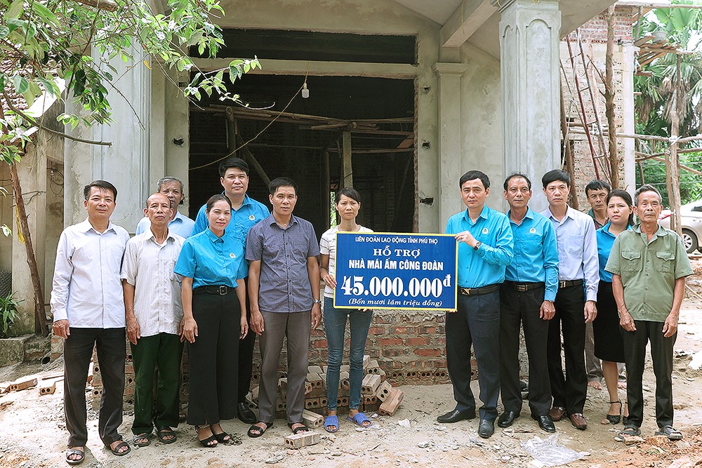 Lãnh đạo LĐLĐ tỉnh trao 45 triệu đồng hỗ trợ gia đình cô giáo Mai xây dựng nhà “Mái ấm công đoàn. Ảnh: Nguyễn Huỳ
