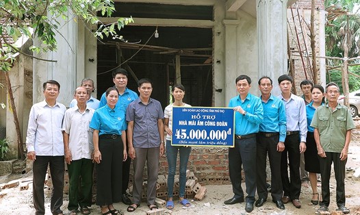 Lãnh đạo LĐLĐ tỉnh trao 45 triệu đồng hỗ trợ gia đình cô giáo Mai xây dựng nhà “Mái ấm công đoàn. Ảnh: Nguyễn Huỳ