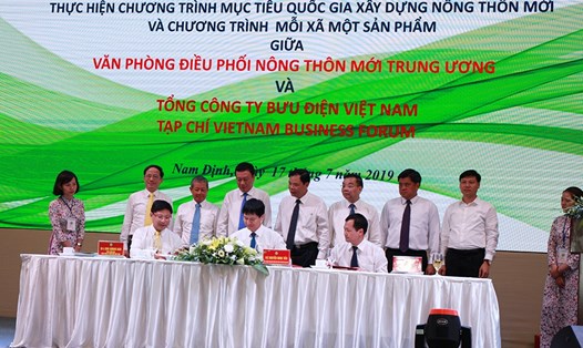 Tổng giám đốc Tổng công ty Chu Quang Hào ký thỏa thuận hợp tác với đại diện Văn phòng Điều phối nông thôn mới Trung ương.