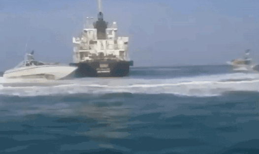 Vệ binh Iran vây bắt tàu dầu nước ngoài gần đảo Larak. Ảnh: CNN.