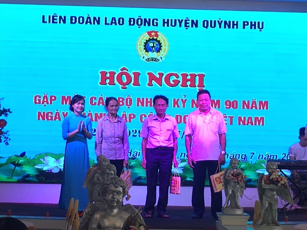 Chủ tịch LĐLĐ huyện trao quà cho các cán bộ công đoàn hưu trí. Ảnh: B.Mạnh