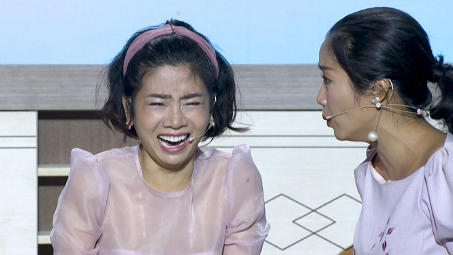 Mai Phương bật khóc cạnh Ốc Thanh Vân. Ảnh: Lê Nhân