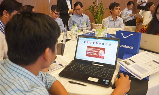 Tập huấn kỹ thuật sử dụng  Facebook trong phòng tránh thiên tai. Ảnh Nhật Hồ.