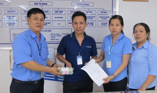 Ông Đặng Tuấn Tú (ngoài cùng, bên trái) trao phần tương trợ “Gia đình Changshin” cho người lao động.